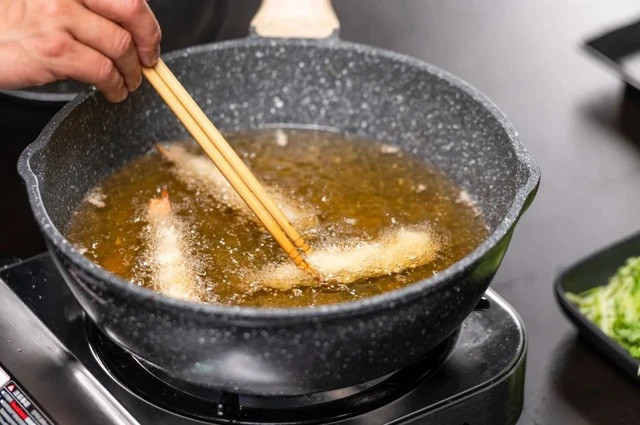 Thường xuyên ăn đồ chiên, nướng dễ dẫn đến nguy cơ mắc ung thư. (Ảnh minh họa)