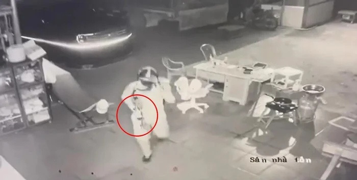 Camera an ninh nhà nạn nhân ghi lại khoảnh khắc nghi phạm xuất hiện. 