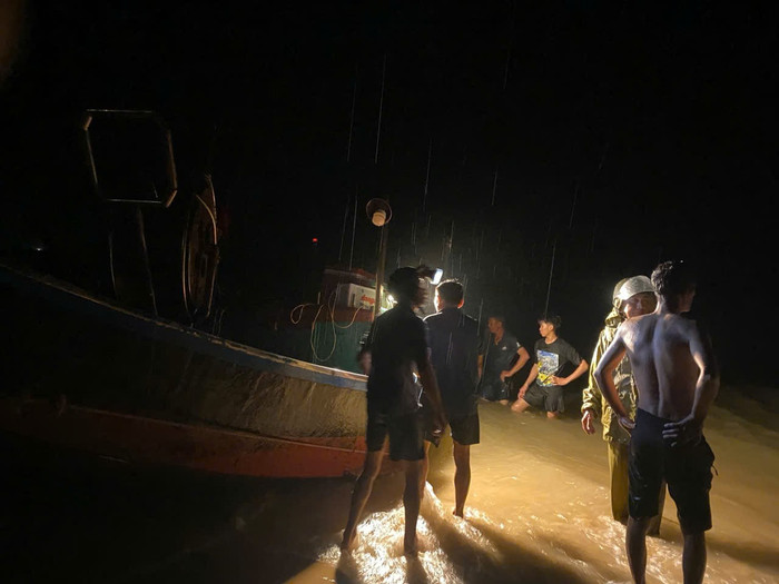 Nhiều thuyền câu mực của ngư dân bị lốc xoáy đánh chìm trong đêm. (Nguồn: Tiền phong) 