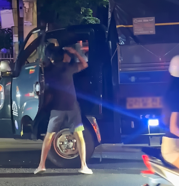 Tài xế xe tải bị hành hung. (Nguồn: Tuổi Trẻ Online) 