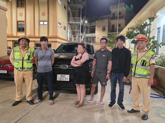 Nhóm đi xe bán tải có va chạm với tài xế xe tải bị triệu tập. (Nguồn: Tuổi Trẻ Online) 