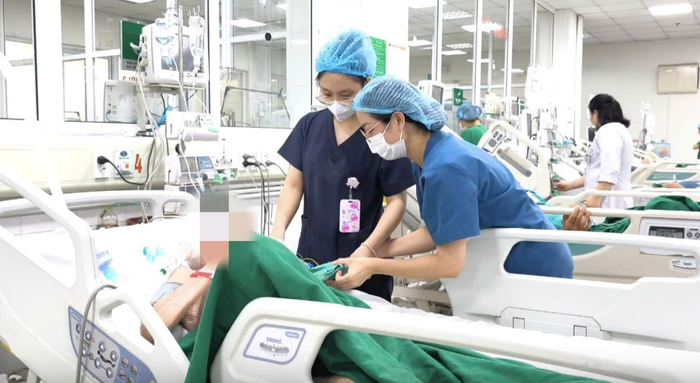 Bệnh nhân đang được điều trị tích cực tại Bệnh viện Bệnh Nhiệt đới Trung ương. (Nguồn: Báo Sức khỏe & Đời sống)
