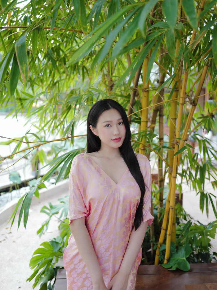 Doãn Hải My khéo khoe làn da trăng sáng với chiếc váy hồng. Ảnh: IGNV