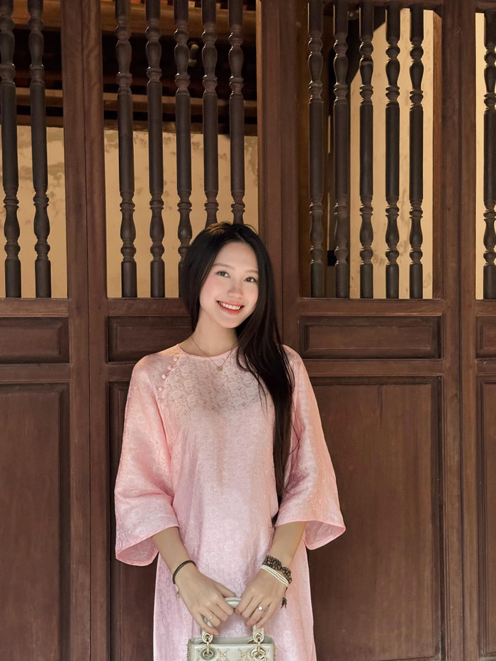Doãn Hải My đeo dây chuyền, vòng tay khi mặc áo dài màu hồng. Ảnh: FBNV