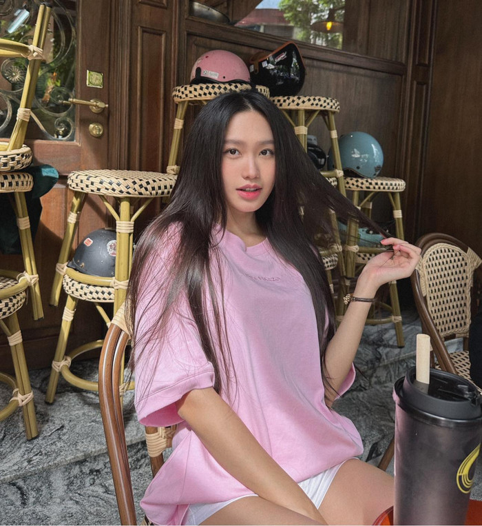 Trước khi kết hôn và sinh con, Doãn Hải My thường diện áo phông rộng có màu sắc tươi sáng. Ảnh: FBNV