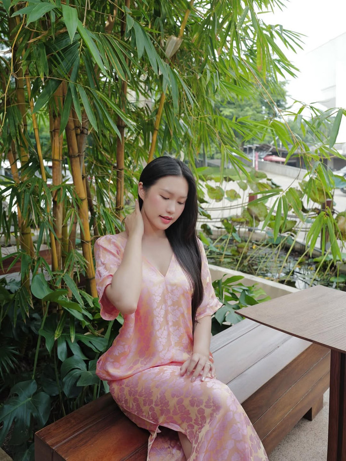 Chiếc váy hồng của Doãn Hải My được xẻ ở phần ngực với tà váy với mức độ vừa phải, tránh cảm giác phản cảm. Ảnh: IGNV