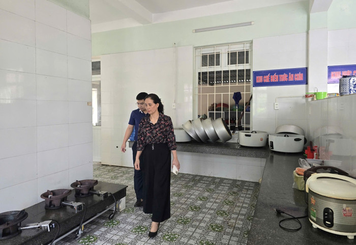 Bà Trần Thị Minh Thủy - Hiệu trưởng Trường Tiểu học số 1 Ba Đồn, phường Ba Đồn, tỉnh Quảng Trị thừa nhận suất ăn bán trú 25.000 đồng chỉ có 1 quả trứng và vài lát chả là chưa đạt yêu cầu. (Nguồn: Dân Việt)