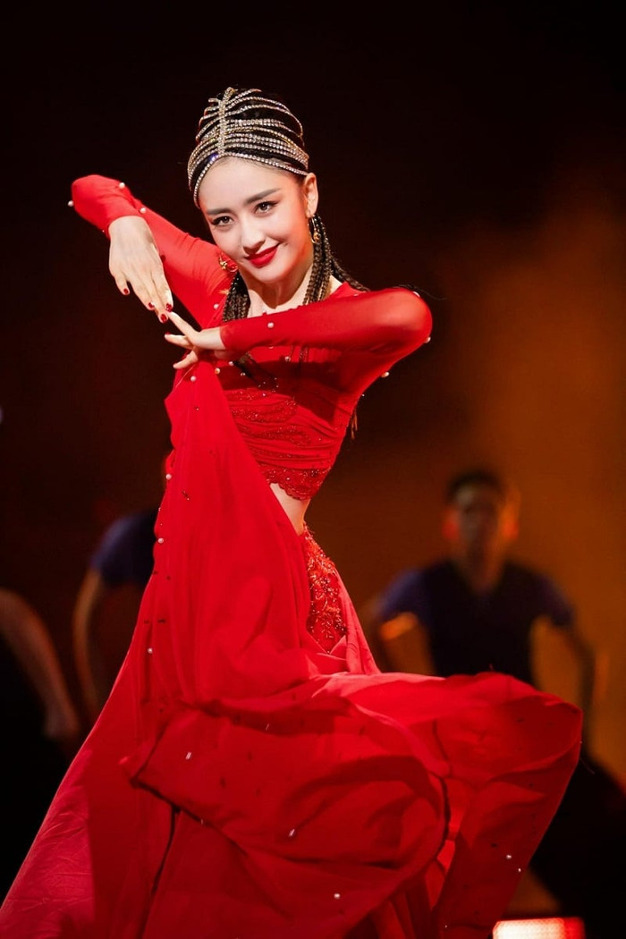 Năm 2016, Đồng Lệ Á đã đánh bại những mỹ nhân đình đám như Phạm Băng Băng, Lưu Diệc Phi để trở thành nữ thần Kim Ưng 2016 (Ảnh: Weibo).