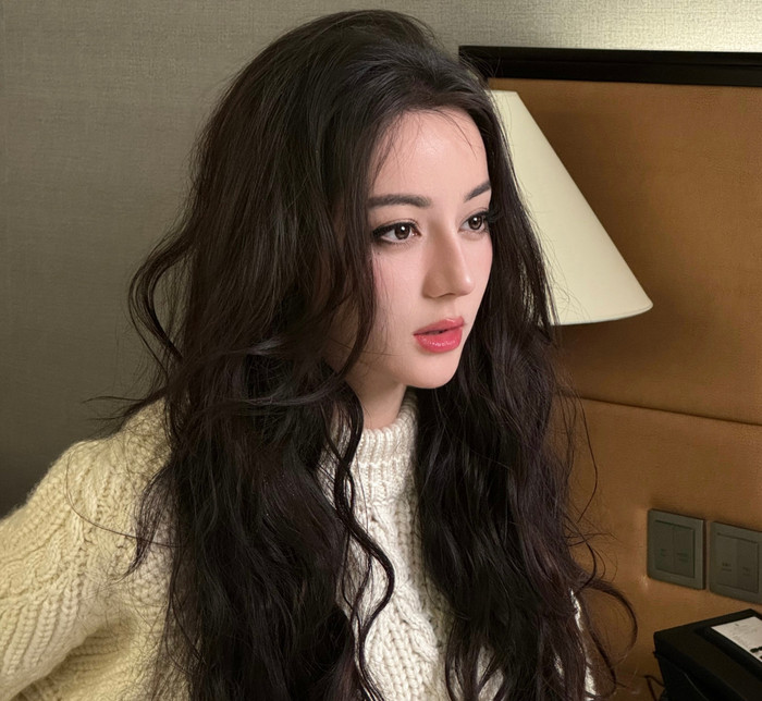 Cô là biểu tượng nhan sắc nhưng sự nghiệp phim ảnh còn gây tranh cãi (Ảnh: Weibo).
