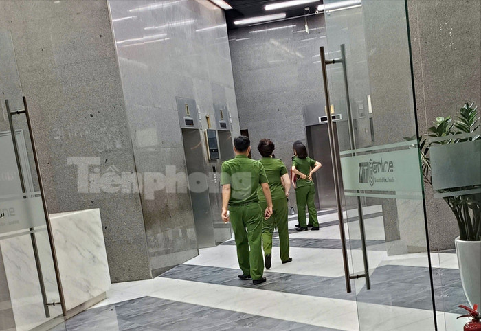 Nhiều người mặc cảnh phục xuất hiện vào tối muộn ngày 6/10. (Nguồn: Tiền phong) 