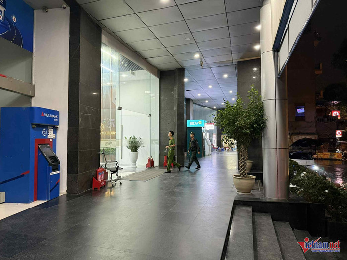 Công an và cảnh sát cơ động xuất hiện tại tòa nhà có trụ sở công ty của ông Nguyễn Hòa Bình (Shark Bình). (Nguồn: VietNamNet)