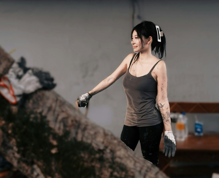 Cô gái bị chỉ trích ăn mặc gợi cảm khi đi cứu trợ bão lũ, đáp trả gay gắt cư dân mạng Ảnh 1