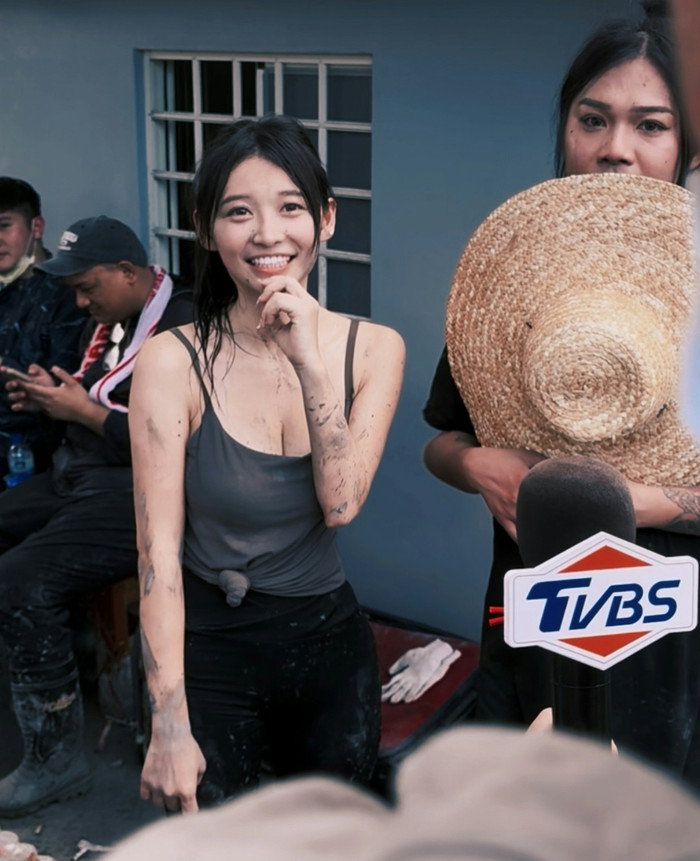 Cô gái bị chỉ trích ăn mặc gợi cảm khi đi cứu trợ bão lũ, đáp trả gay gắt cư dân mạng Ảnh 2