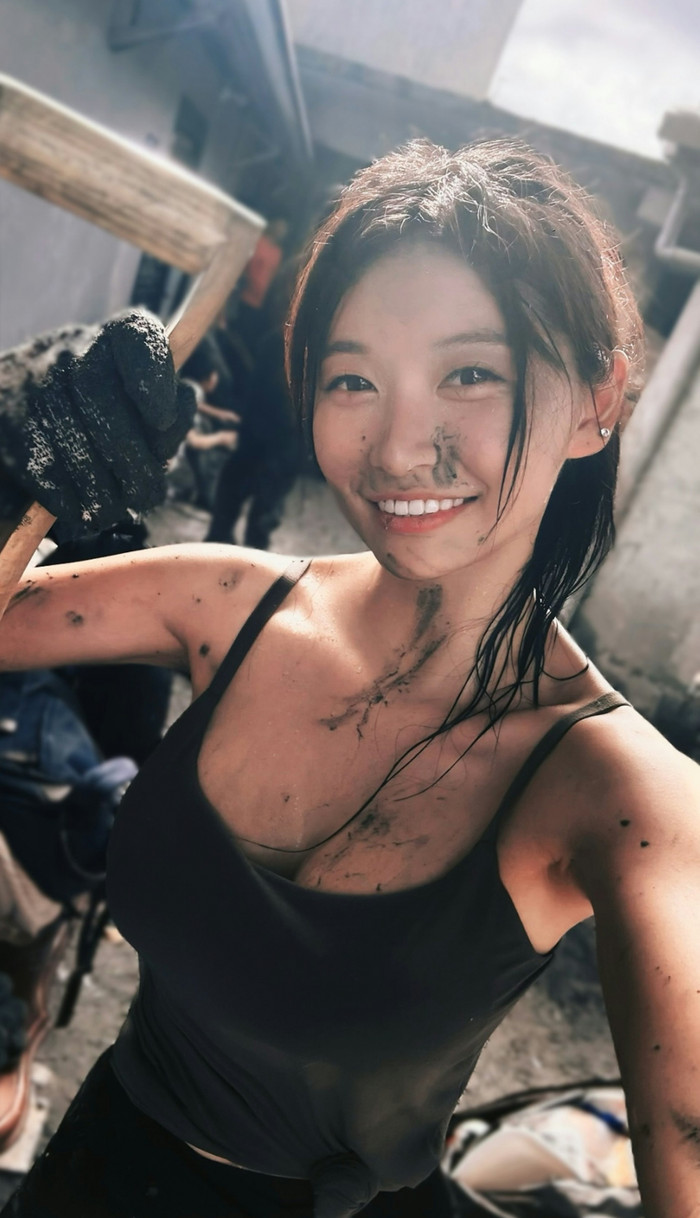 Cô gái bị chỉ trích ăn mặc gợi cảm khi đi cứu trợ bão lũ, đáp trả gay gắt cư dân mạng Ảnh 3