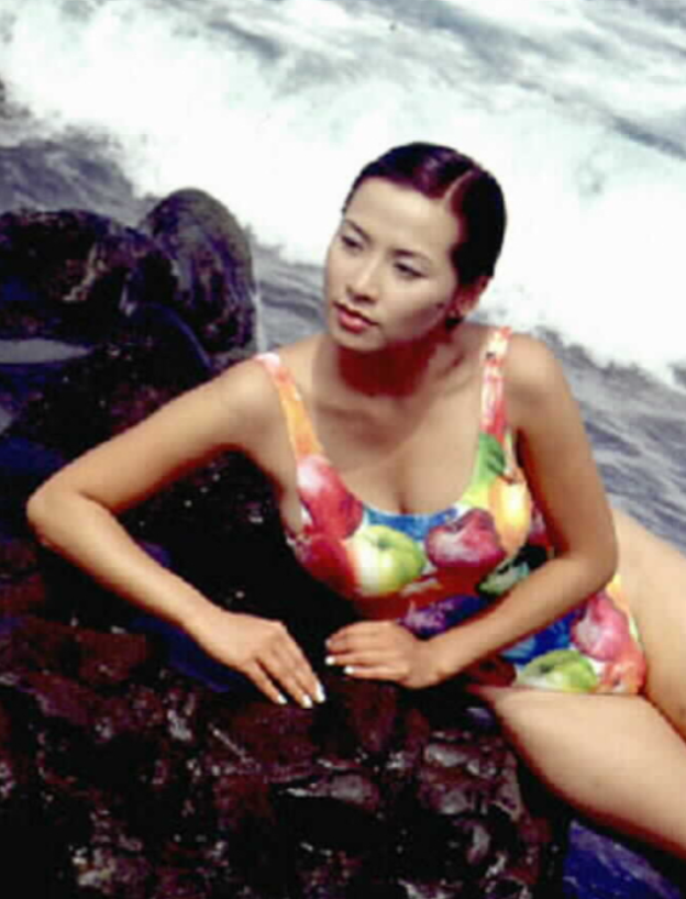 Cô chọn đối diện với câu chuyện và giữ lại bức ảnh suốt 35 năm để dạy con mình.