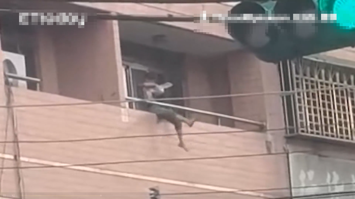 Xôn xao đứa trẻ ngồi trên lan can tầng cao để ăn cơm, khoảnh khắc ai xem cũng rùng mình Ảnh 2