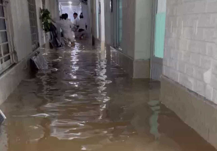  Nước ngập nhiều nơi khiến việc sinh hoạt của người dân khó khăn. Ảnh: Báo Tuổi trẻ