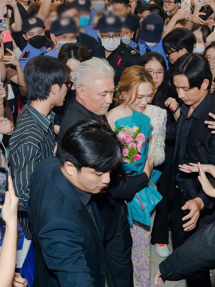 Nam diễn viên Tùng Yuki luôn sát sao bảo vệ ca sĩ Mỹ Tâm. (Ảnh: FBNV)