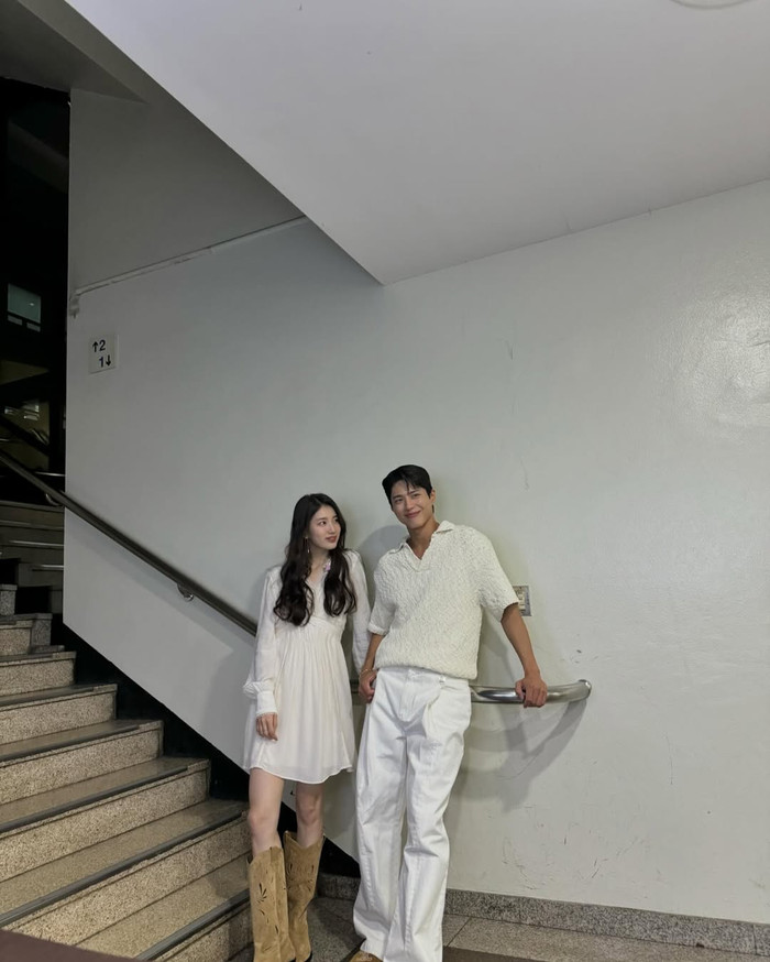 Trong khi đó Suzy lại tự tin 'đổi gió' khi phối giày boots da lộn đầy cá tính. Ảnh: IGNV