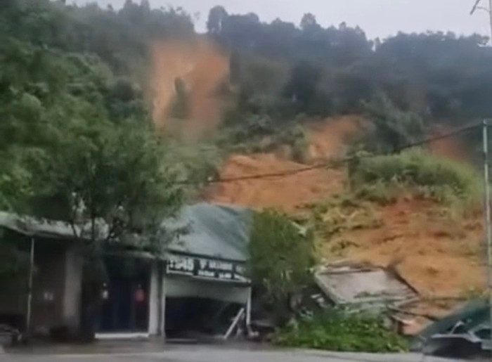  Hình ảnh sạt lở khiến nhiều người xót xa. Ảnh: Báo Tiền Phong