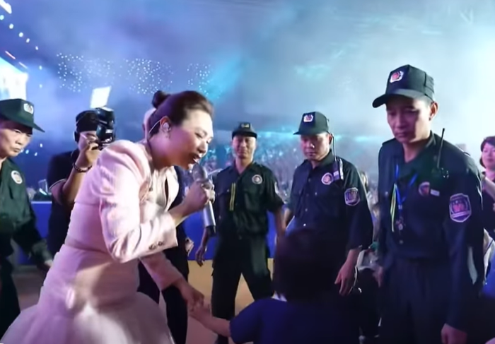 Mỹ Tâm cầm tay khán giả nhí khiến nhiều người 'tan chảy'. (Ảnh chụp màn hình)