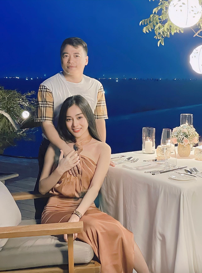 Phương Oanh và Shark Bình khá thoải mái khi đăng ảnh tình tứ trên mạng xã hội. Ảnh: FBNV