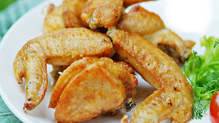 Phần da ở cánh gà chứa nhiều chất béo bão hòa, có thể làm tăng LDL cholesterol nếu ăn quá mức. (Ảnh minh họa)