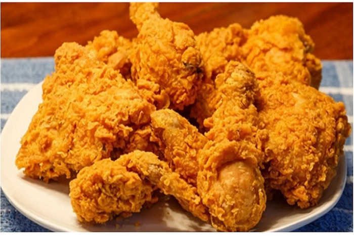 Phần mỡ giúp thịt đùi mềm và ẩm hơn khi nấu, nhưng nếu ăn quá thường xuyên hoặc giữ nguyên lớp da, cơ thể dễ tích lũy chất béo dư thừa. (Ảnh minh họa)