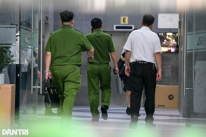 Công an làm nhiệm vụ tại trụ sở công ty của  Shark Bình. (Nguồn: Dân trí) 