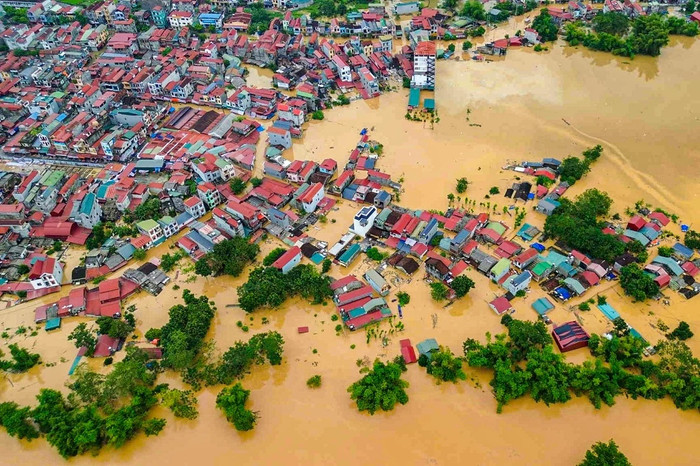 Xã Thất Khê, Lạng Sơn chìm trong biển nước lũ đục ngầu bùn đất. Nguồn ảnh: NÔNG QUỐC TRỌNG/TUỔI TRẺ ONLINE
