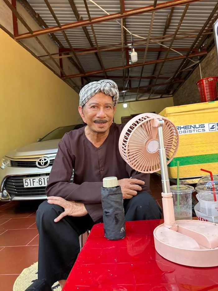 Thời đỉnh cao, nam danh hài từng chi 300 cây vàng để mua xe. (Ảnh FBNV)