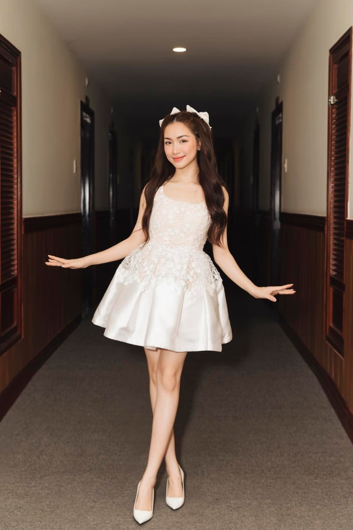 Hòa Minzy cao 1m55, diện mẫu váy ngắn cũn gây 'đứng hình' vì body nuột nà