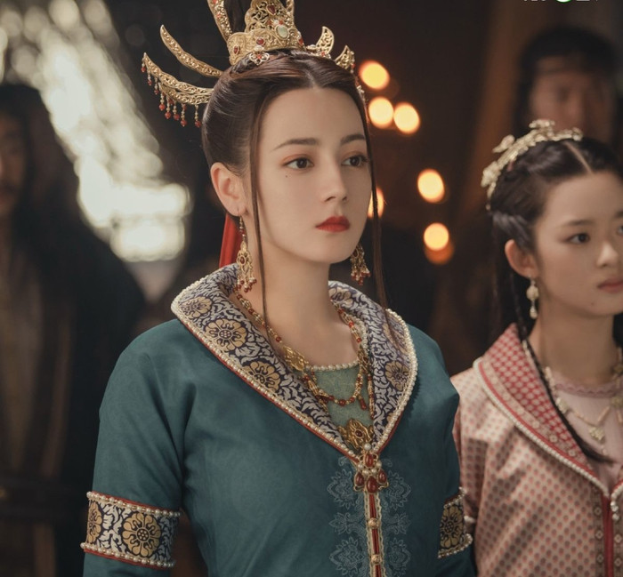 Địch Lệ Nhiệt Ba là nữ chính của nhiều bộ phim truyền hình nổi tiếng (Ảnh: Weibo). 