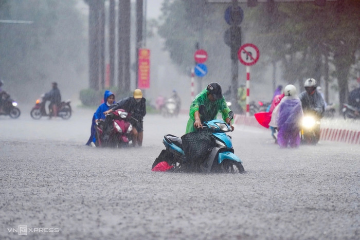Mưa lớn gây ngập lụt nặng. Ảnh: VnExpress