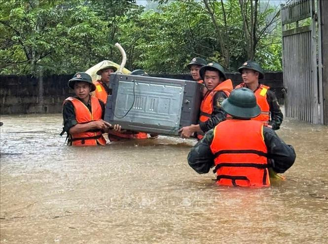Lực lượng chức năng luôn có mặt, sẵn sàng hỗ trợ người dân. Ảnh: TTXVN