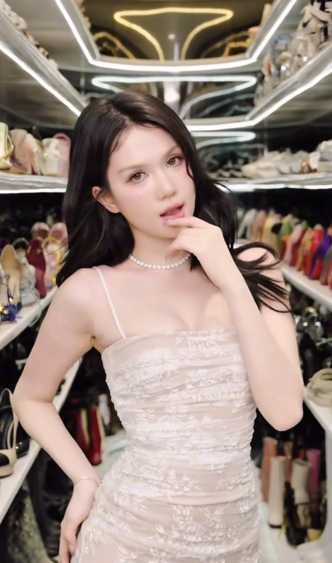 'Nữ hoàng nội y' Ngọc Trinh 'đốt mắt' cư dân mạng trong bộ váy xuyên thấu. (Ảnh: FBNV)