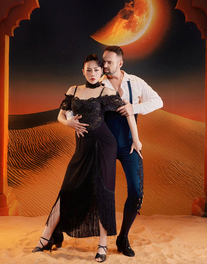 Chỉ vài tháng sau khi sinh con, Phương Oanh tái xuất showbiz và tham gia Bước Nhảy Hoàn Vũ 2024, đạt danh hiệu Người đẹp bứt phá. (Ảnh FBNV)