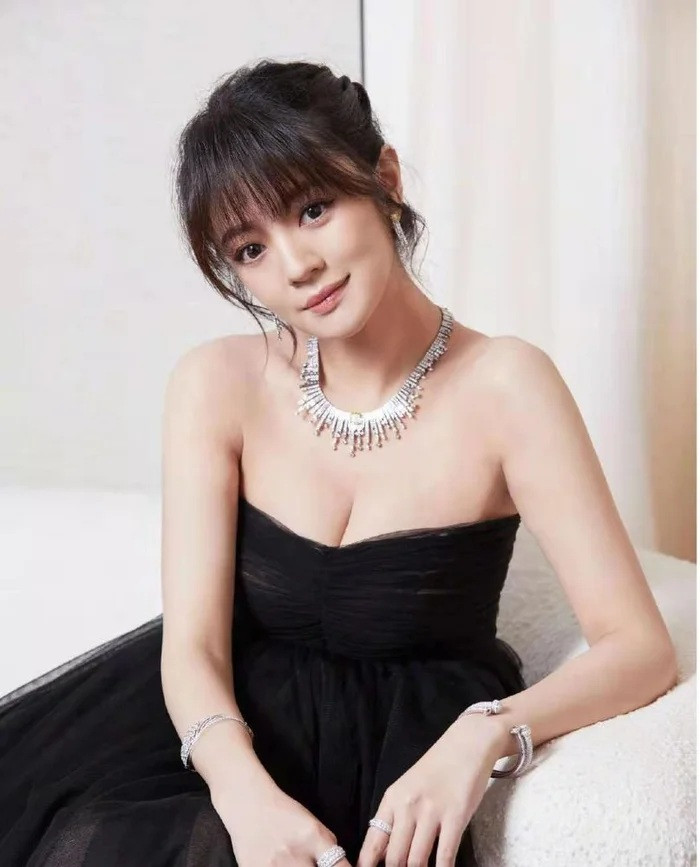 Từng rộ tin vợ chồng An Dĩ Hiên đã ly hôn nhưng nữ diễn viên vẫn kín tiếng, chưa từng lên tiếng về tình trạng hôn nhân sau khi chồng vướng vòng lao lý. (Ảnh Sina)