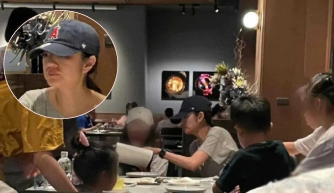 Hình ảnh An Dĩ Hiên được bắt gặp khi đi ăn cùng hai con. (Ảnh Weibo)