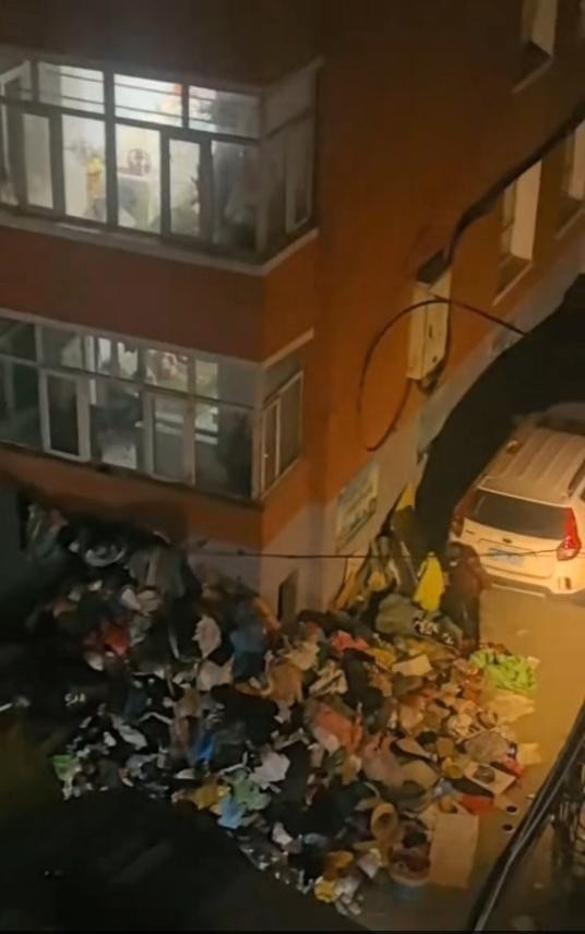 Cụ bà 70 tuổi sống trong ngôi nhà đầy rác, phải thuê 12 xe tải mới vận chuyển hết Ảnh 2