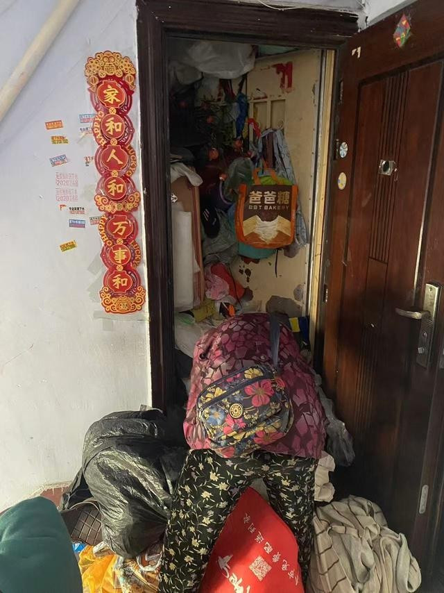 Cụ bà 70 tuổi sống trong ngôi nhà đầy rác, phải thuê 12 xe tải mới vận chuyển hết Ảnh 3