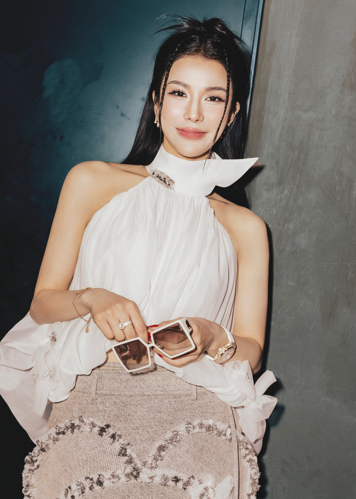 Bên cạnh phong cách sexy, Diệp Lâm Anh cũng đa dạng với phong cách thời trang tinh tế, thể hiện sự trưởng thành (Ảnh: FBNV).