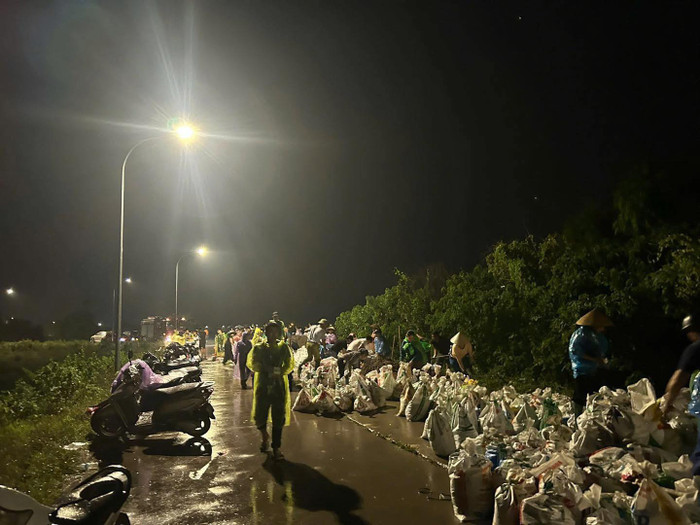 Rất nhiều bộ đội và hàng trăm người dân khẩn trương đắp bồi đê, phòng nước dâng cao. (Nguồn: Bắc Ninh News)