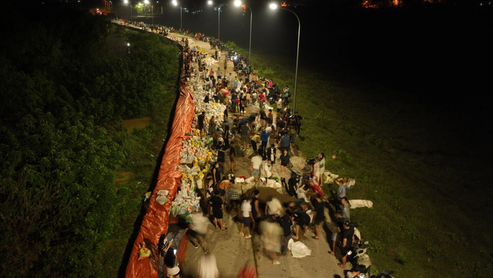 Trong đêm đông đảo người dân địa phương đã tới hộ trợ đắp đê Đẩu Hàn. (Nguồn: VnExpress)