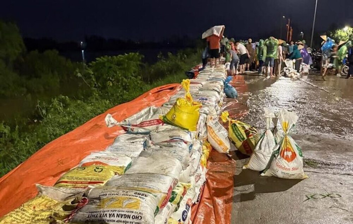 Hàng nghìn bao cát đã được đắp nhằm ngăn mực nước sông Cầu tràn qua. (Nguồn: Beat Bắc Ninh)