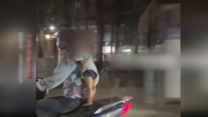 Bé gái 1 tuổi đứng chênh vênh trên yên xe máy khiến mạng xã hội 'dậy sóng' Ảnh 1