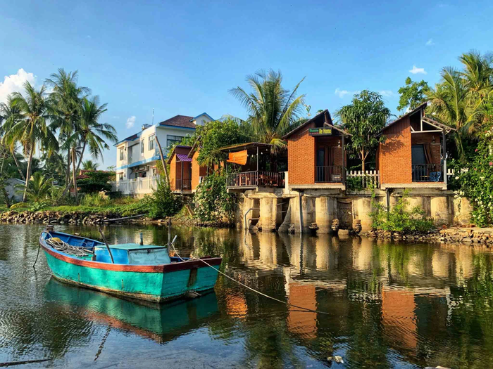 Khí hậu ở làng chài Long Thuỷ khá mát mẻ. Ảnh: Báo Thanh Niên
