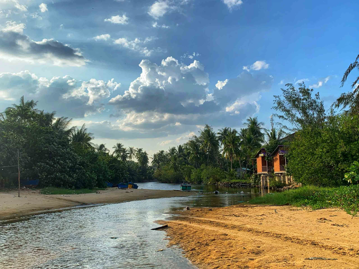 Cái tên “Long Thuỷ” có nghĩa dòng nước hình rồng ôm lấy làng biển. Ảnh: Báo Thanh Niên