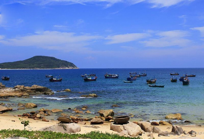 Bãi biển Long Thuỷ có nét đẹp hoang sơ, thanh bình.