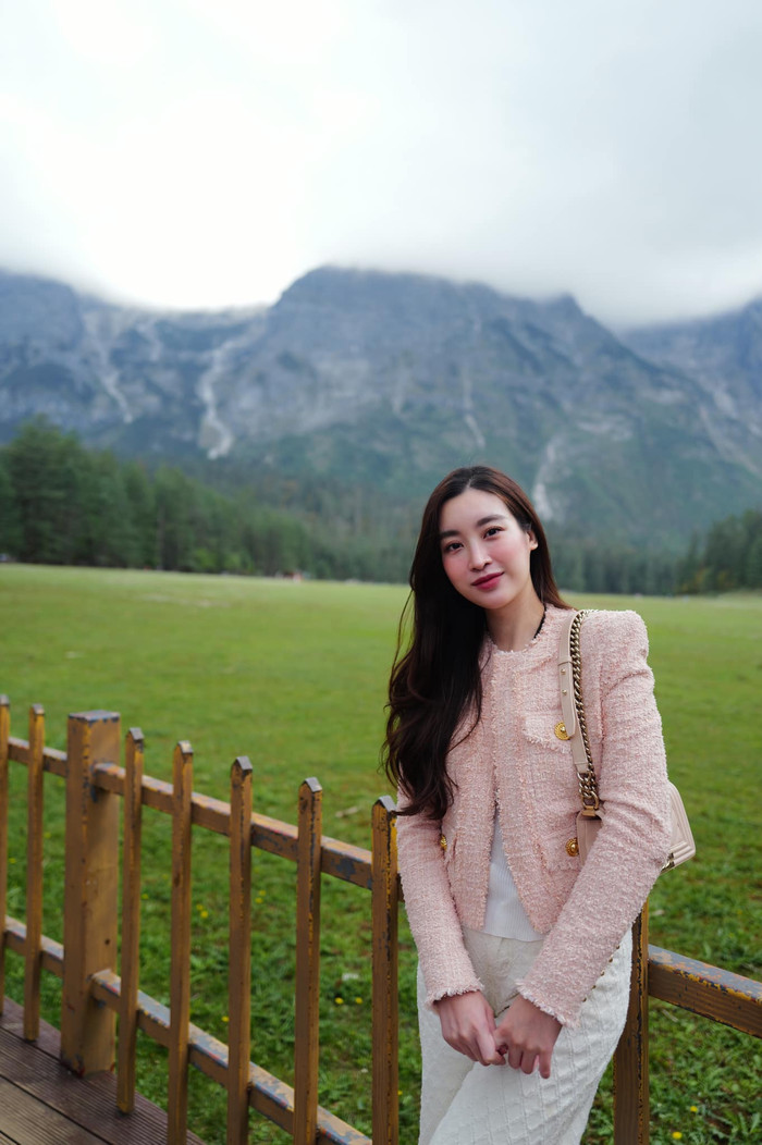 Đỗ Mỹ Linh chuộng phong cách thanh lịch, kín đáo sau kết hôn. (Ảnh FBNV)